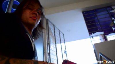 Housewife Gets Fucked By Electrician To Be Rewarded For His Work - hclips.com