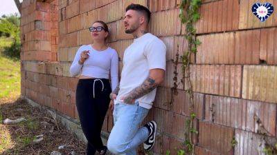 Italiensk Pige Suger Sin Kærestes Pik Udendors - hclips.com