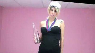 Kinky Housewife Lavender Rayne Stuffs Her Twat With A B - drtuber.com