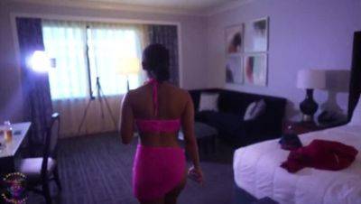 Gianna Spade: Concierge Visit Leads to Raunchy Encounter at Caesars Palace - veryfreeporn.com