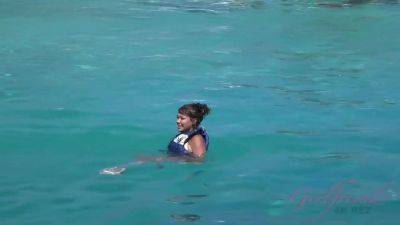 Cassidy Makes A Big Splash On Your Last Day In Hawaii - hclips.com