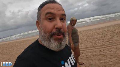 Fille Bahianaise S Etale Sur La Plage Pendant La - hotmovs.com - Brazil