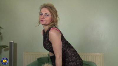 British Housewife Playing With Her Pussy In The Shower - MatureNL - hotmovs.com - Britain