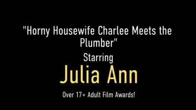 Cougar Cunnilingus Sex Bombs Julia Ann and Vicky Vette Cum - hotmovs.com