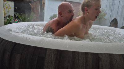 Intimate And Passionate Fun And Play In An Outdoor Jacuzzi - hclips.com