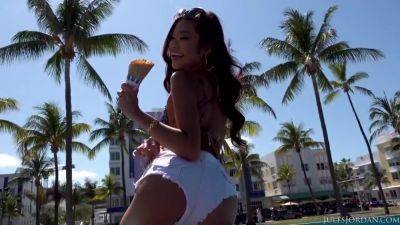 Vina Skyy - Y In Great Day For A Stroll On South - hotmovs.com