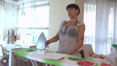 Mature Housewife Fingering Herself - MatureNL - hotmovs.com