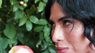 Sinful shemale in the Garden of Eden - ah-me.com