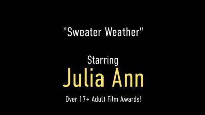 Julia Ann - Big Boobed MILF Julia Ann makes herself Orgasm in Hot Solo - hotmovs.com