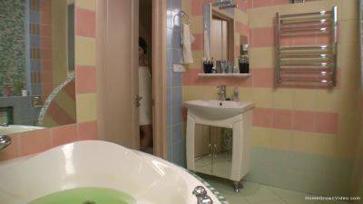 Sharing A Toy In The Tub - Amber & Maggie - hotmovs.com