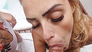 Trisal fodendo na Banheira. Novinha gozando, anal e porra engolida - ah-me.com