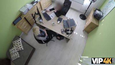 Katy Rose In Langelo Bionda Passa Volentieri Il Couch Casting - hotmovs.com