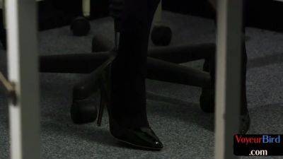 Stunning doctor voyeur teasing a wanker - hotmovs.com - Britain