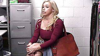 Lubing up and fucking curvy thief cougar - ah-me.com