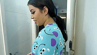 Sarahmontufar se folla al repartidor de POLLA GRANDE a escondidas de su esposo que esta en casa - ah-me.com