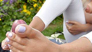 Bare Feet, Toes, Soles and Nylon Edging Mistress - ah-me.com