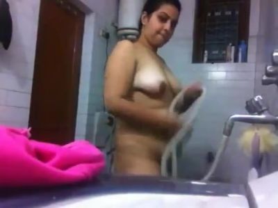 Plumpy Indian Babe Taking Hot Water Shower - Indian Hidden Cams - hotmovs.com - India