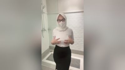 Stepsister Caught Showing Off Her Big Body And Breasts - desi-porntube.com