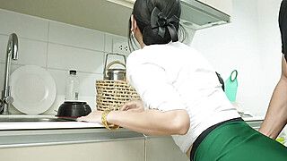 ကျောင်းသွားခါနီးအမှီ တစ်ကြောင်းလောက်ဆွဲတဲ့ဆရာမလေး - ah-me.com