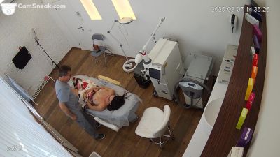 IPCAM – Hot young woman naked tits at beauty saloon - voyeurhit.com