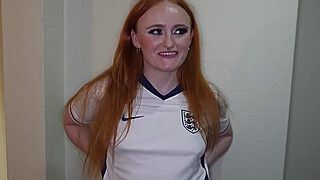 Une Supportrice Anglaise Baisée En Anal Dans Un Couloir Public Pour Avoir Perdu Son Pari !!! - ah-me.com