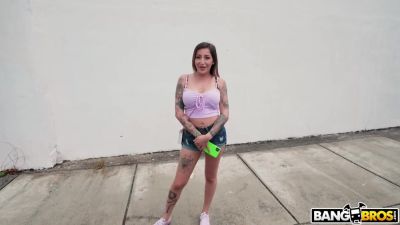 Wild Girl Twerks For a Ride - hotmovs.com