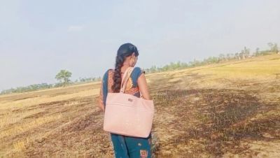 Desi Bhabhi RadhaDevi Pissing in Field Outdoor Hindi Webcam Masturbation - porntry.com - India