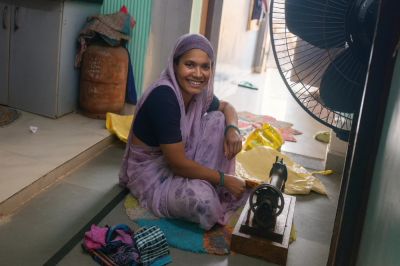 Indian Rajsthani Bhabhi In Work Sewing Machine Handmade By -snapchat143 - desi-porntube.com - India