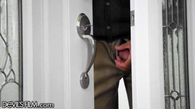 Skylar Vox And Tommy Gunn - A Boobjob For The Perv Next Door - hotmovs.com