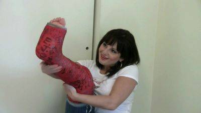 Milf Lola Lynn shows you her cast from her broken leg and her toes and she teases you and asks you to cum. JOI POV - txxx.com