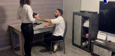 Mi scopo il mio capo che mi ha regalato un vestito e dei tacchi per portarmi alla cena aziendale! - inxxx.com