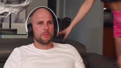 Call Of Duty Or Pussy? Why Not Both! Starring And 12 Min - Reya Sunshine And J Mac - hotmovs.com