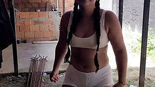 le doy dinero a la esposa de mi vecino para que la chupe - ah-me.com