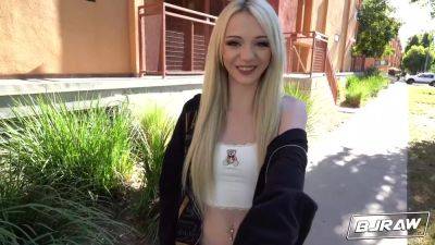 Sausage And A Facial For With Romeo Mancini And Cecelia Taylor - hotmovs.com