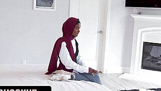 I Helped a Stranded Muslim Teen and She Came All Over My Big White Cock! - ah-me.com