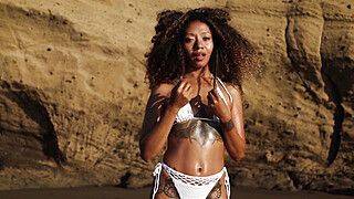 Curly ebony Jossa Nova looks amazing - ah-me.com