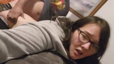 Stepdaughter Shows Gratitude To Contractor For Stepmoms Rude Mouth - hclips.com