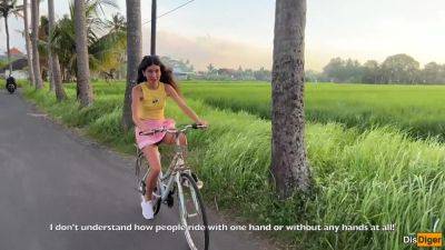 Thanked A Stranger With My Pussy After He Helped Me With My Bike - Creampie - videomanysex.com