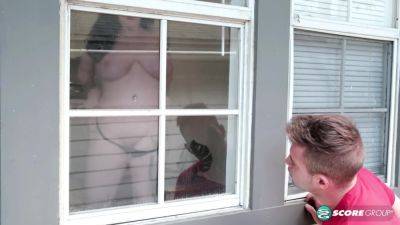 Peeping Tom Fucks Busty Nyx Monroe - videomanysex.com - Usa