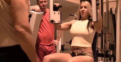 la belle se donne a deux sportifs a la salle de sport - txxx.com - France