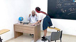 Inocente estudiante es follada por su profesor en el salón de clase y la baña con su leche - ah-me.com