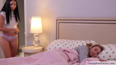 Sneaking into my bffs room finding out she is wet and horny - hotmovs.com