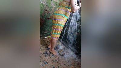 අකක නදද හරන වඩය කල Step Sis Bathing Time Out Dor Asian Girl - desi-porntube.com - India