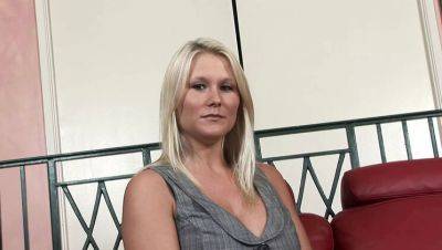 Hot Blonde Stepsister Juliana Jolene Shows Her Tight Pussy in 4K - veryfreeporn.com