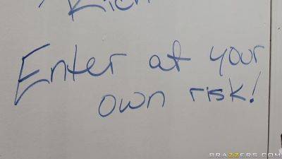 The Monster With Jessie Andrews, Johnny Sins - Brazzers - hotmovs.com