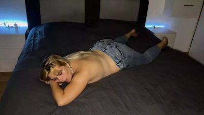 Naked Girl on Bed with Vibrator - Loud Moaning, Wet Pussy, and Multiple Orgasms - Bonieclydeerotik - porntry.com - Germany