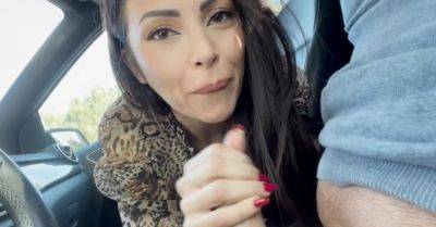 la bourgeoise taille une pipe dans la voiture - txxx.com - France