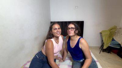 Pareja De Desconocidas Termina Teniendo Sexo Lesbico A Cambio De Dinero - hclips.com