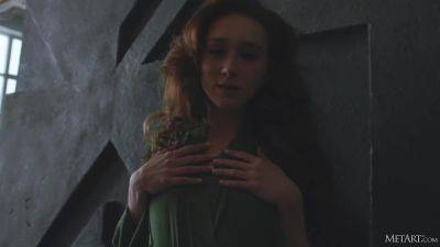 Green Over Red - Alice Mido - hotmovs.com