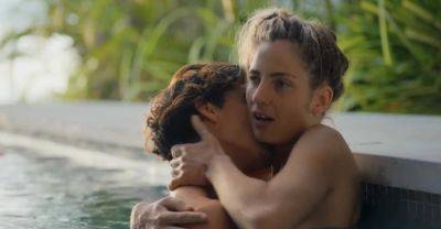 on commence a baiser dans la piscine - txxx.com - France